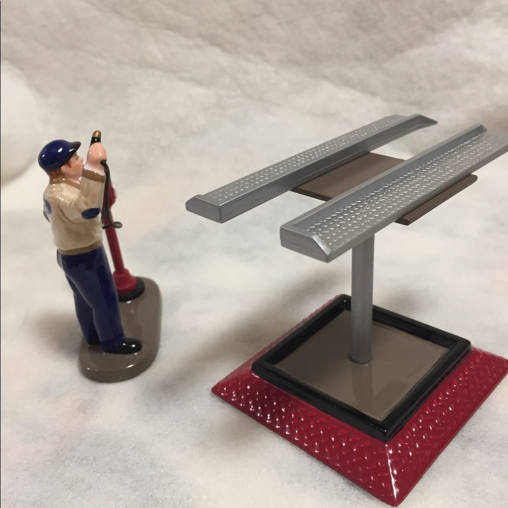 Dept 56 FORD- QUALITY SERVICE AT FORD Accessories